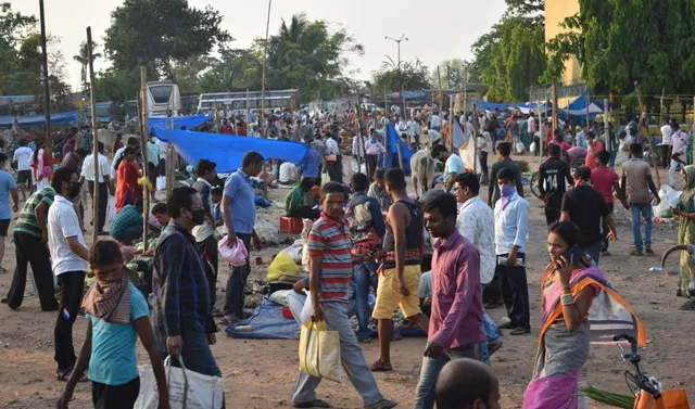 ଗୋଟିଏ ପଟେ ଲକଡାଉନ ଓ ମାଇକ ପ୍ରଚାର, ଆର ପଟେ ପରିବା ମାର୍କେଟର ଦୃଶ୍ୟ । (ଫଟୋ: ବିଭୂତି, ଭୁବନେଶ୍ୱର)