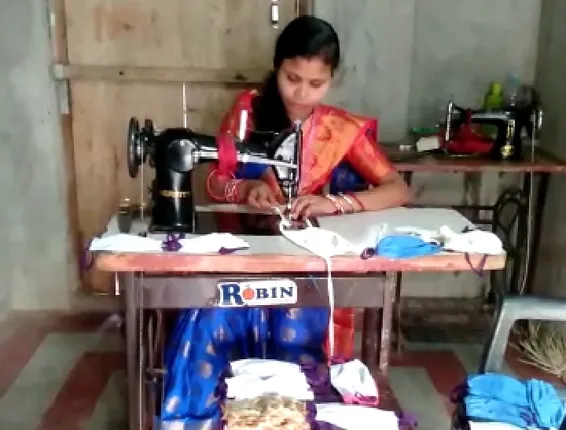 ରୋଜଗାର ନୁହେଁ, ଗରିବଙ୍କ ପାଇଁ ମାସ୍କ ତିଆରି କରୁଛନ୍ତି ସଂଗୀତା