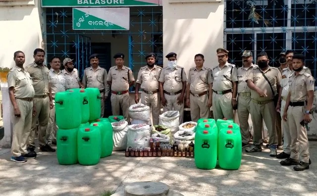 ବାଲେଶ୍ୱରରେ ୬୦ ଲିଟର ସ୍ପିରିଟ, ମଦ ବୋତଲ ପ୍ୟାକିଂ ପାଇଁ ରଖାଯାଇଥିବା ୫୦୦୦ ନକଲି ଠିପି ଜବତ