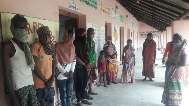 ଭଡ଼ାଗାଡ଼ିରେ ଗ୍ରାମକୁ ଆସିଲେ ୧୧ଜଣ ଶ୍ରମିକ, ପ୍ରବେଶ ଦେଲେନି ଗ୍ରାମବାସୀ