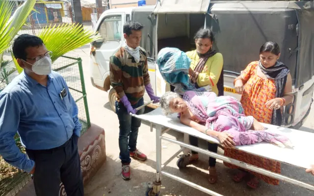 ଝିଅ କରିଦେଲା ପର: ପକ୍ଷାଘାତ ମା’କୁ ରାସ୍ତାକଡେ ଶୁଆଇଦେଲା!, ଉଦ୍ଧାର କରି ଡାକ୍ତରଖାନାରେ ଭର୍ତ୍ତି କଲେ ବିଡିଓ