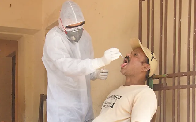 ଭୁବନେଶ୍ୱର : ସ୍କୁଲରେ କରୋନା ସନ୍ଦିଗ୍ଧଙ୍କ ସ୍ୱାବ୍‌ ସଂଗ୍ରହ