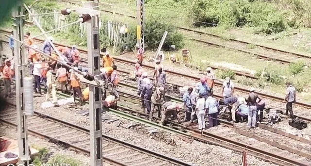 ନିୟମ ମାନୁନାହାନ୍ତି କର୍ମଚାରୀ : ଏକାଠି ରେଳ ଧାରଣା ମରାମତି କଲେ ଶତାଧିକ ଶ୍ରମିକ