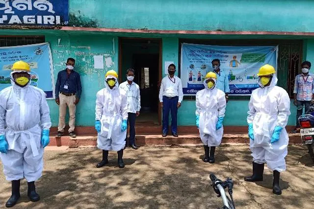 କରୋନା ଯୋଦ୍ଧା: ଘୁ.ଉଦୟଗିରି ଏନଏସି ପରିମଳ କର୍ମଚାରୀଙ୍କୁ କରୋନା ସୁରକ୍ଷା ପୋଷାକ ସହ ସାନିଟାଇଜର ବଣ୍ଟନ