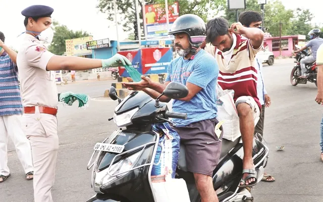 କାର୍ଯ୍ୟାନୁଷ୍ଠାନ ନାହିଁ, ଆଜି ବି ମାସ୍କ ବାଣ୍ଟିଲେ