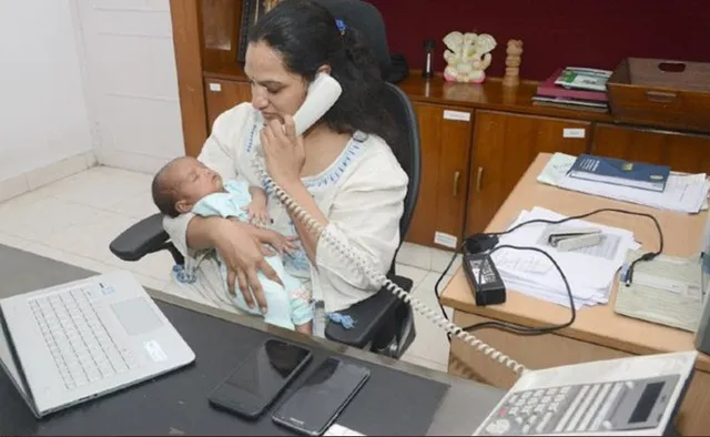 ୬ମାସିଆ ମାତୃତ୍ବ ଛୁଟି ନ ନେଇ କୋଭିଡ୍-୧୯ ସଙ୍କଟ ସମୟରେ ମାସକର ଛୁଆକୁ ଧରି କାମରେ ଯୋଗ ଦେଲେ ଆଇଏଏସ୍ ଅଧିକାରିଣୀ