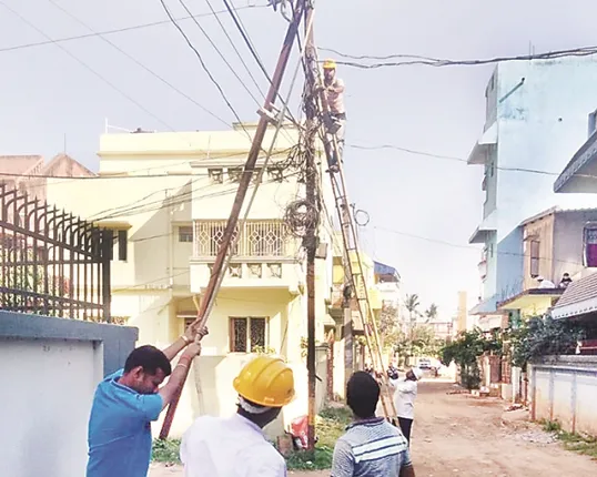 ବିଦ୍ୟୁତ ବିଭାଗ କର୍ମଚାରୀ ପରଦା ପଛର ନାୟକ