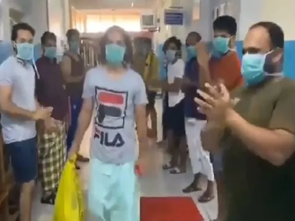 କରୋନାରୁ ମୁକ୍ତ ହୋଇ ଡିସ୍‌ଚାର୍ଜ ହେବା ବେଳେ ଏଭଳି ଭାବେ ଖୁସି ବ୍ୟକ୍ତ କଲେ କେରଳର ଏହି ବ୍ୟକ୍ତି