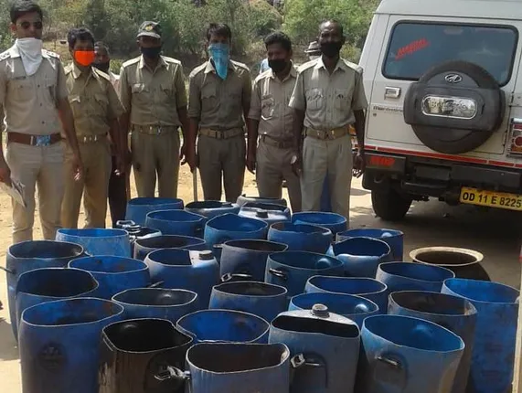 ଲକ୍ ଡାଉନରେ ବି ଚାଲିଛି ଚୋରା ଦେଶୀ ମଦ ଭାଟି, ୭୦ଲିଟର ମହୁଲି ଓ ୩ କ୍ବିଣ୍ଟାଲ ପୋଚ ଜବତ