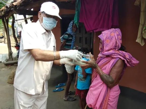 ଭବାନୀପାଟଣାରେ ଲକଡାଉନ ସମୟରେ ଅସହାୟଙ୍କ ହାତ ବଢ଼ାଇଲା ଡାକ ବିଭାଗ, ୨ଶହ ଲୋକଙ୍କୁ ଶୁଖିଲା ଖାଦ୍ୟ ବଣ୍ଟନ କଲା