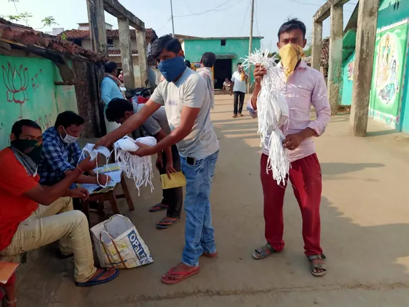 ଗ୍ରାମ ବିକାଶ କମିଟି ଦ୍ୱାରା ମାସ୍କ ତିଆରି କରି ମାଗଣାରେ ବଣ୍ଟନ