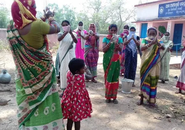 ଆଦିବାସୀ ଅଞ୍ଚଳରେ କରୋନା ଯୁଦ୍ଧରେ ନେପଥ୍ୟ ନାୟିକା : ଦୁଇ ବର୍ଷ ତଳର ହାତ ଧୂଆ ଅଭିଯାନ ଦେଖାଇଛି କରୋନା ମୁକାବିଲା ରାସ୍ତା