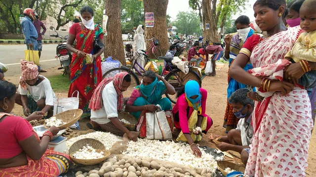 ସ୍ଥାନ ବଦଳିଲା, ମାତ୍ର ପରସ୍ଥିତିରେ ସୁଧାର ନାହିଁ, ଷ୍ଟେସନ ପଡ଼ିଆ ଅସ୍ଥାୟୀ ହାଟରେ ସାମାଜିକ ଦୂରତାକୁ ଫୁଃ