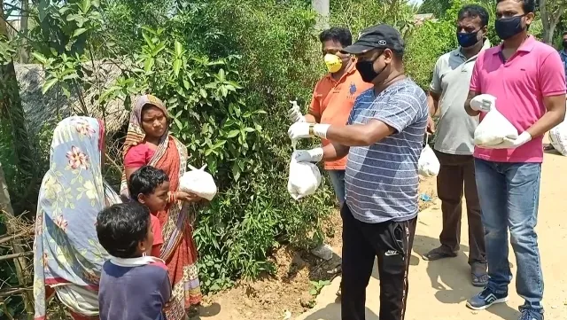 ଜଗତସିଂହପୁର : ସାଇ ପରିବାର ପକ୍ଷରୁ ବସ୍ତିବାସିନ୍ଦାକୁ ଶୁଖିଲା ଖାଦ୍ୟ ବଣ୍ଟନ