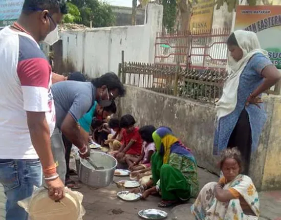 ଅସହାୟଙ୍କୁ ସହାୟ ହୋଇଛନ୍ତି ସ୍ବେଚ୍ଛାସେବୀ : ଝାରସୁଗୁଡ଼ାରେ ୨୬ ସଂସ୍ଥା ରନ୍ଧାଖାଦ୍ୟ, ୮ ସଂସ୍ଥା ଶୁଖିଲାଖାଦ୍ୟ ଓ ୨୫ ସଂସ୍ଥା ରାସନ ବଣ୍ଟନ କରୁଛନ୍ତି