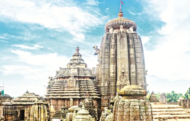 ୯ ମାସ ପରେ ଖୋଲିଲା ଶ୍ରୀଲିଙ୍ଗରାଜ ମନ୍ଦିର, ଦର୍ଶନ କରୁଛନ୍ତି ସେବାୟତ ଓ ସେମାନଙ୍କ ପରିବାର