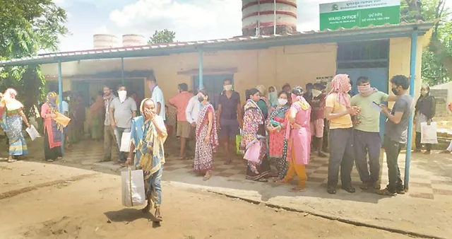 ଚାଉଳ ଟୋକନ୍‌ ପାଇଁ ଉତ୍ତେଜନା : ୪ ଘଣ୍ଟା ଧାଡ଼ି‌ରେ ଛିଡ଼ା ହୋଇ ଫେରିଲେ ହିତାଧିକାରୀ