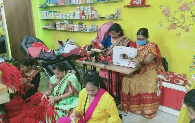 କରୋନା ଲଢ଼େଇରେ ବ୍ୟସ୍ତ ବିଜେପି କାର୍ଯ୍ୟକର୍ତ୍ତା, ମାସ୍କ ପ୍ରସ୍ତୁତ କରି ଅସହାୟଙ୍କୁ ବାଣ୍ଟୁଛନ୍ତି