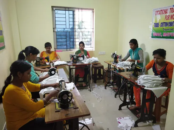 ମାସ୍କ ତିଆରି କରୁଛନ୍ତି ସ୍ୱଧାର ଓ ଉଜ୍ଜଳା ଗୃହ ଅନ୍ତେବାସୀ