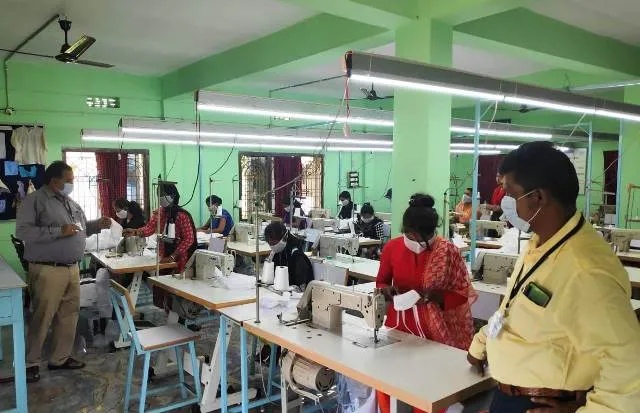 ମାସ୍କ ସଙ୍କଟ ଦୂର ପାଇଁ ଅଣ୍ଟା ଭିଡ଼ିଲେ ମହିଳା ଗୋଷ୍ଠୀ: ଦୈନିକ କମ ଦରରେ ବିକ୍ରି କରୁଛନ୍ତି ୧୩୦୦ରୁ ଉର୍ଦ୍ଧ୍ୱ ମାସ୍କ