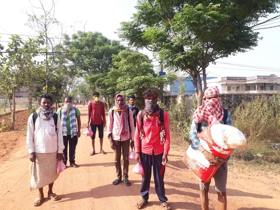 ବାହାର କରିଦେଲା ଘର ମାଲିକ: ବିଶାଖାପାଟଣାରୁ ଚାଲି ଚାଲି ନବରଙ୍ଗପୁର-କଳାହାଣ୍ଡି ଫେରିଲେ ୨୭ ଦାଦନ ଶ୍ରମିକ