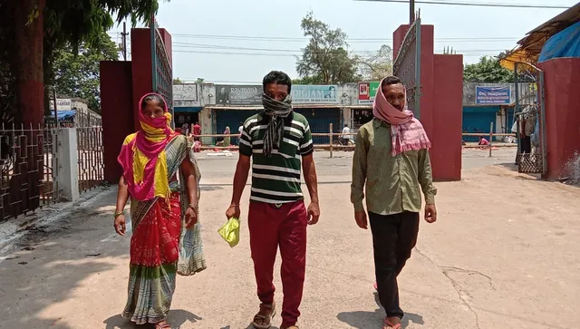 ବାହାଘର ଖର୍ଚ୍ଚ ଦେଲେନି ବୋଲି…୭ ପରିବାର ଗାଁରୁ ବାସନ୍ଦ, ଗଛମୂଳେ ବିତୁଛି ଜୀବନ