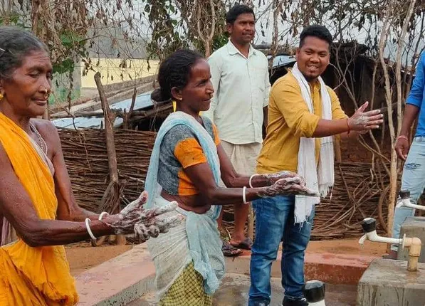 ଜନଜାତିଙ୍କୁ ଶିଖାଉଛନ୍ତି ହାତ ଧୂଆ, ସାମାଜିକ ଦୂରତାର ମନ୍ତ୍ର…, ସରପଞ୍ଚଙ୍କ ପ୍ରୟାସକୁ ପ୍ରଶଂସା କଲେ ମୁଖ୍ୟମନ୍ତ୍ରୀ