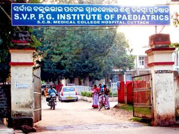 ପୁଣି ବିପଦ ମୁହଁକୁ ଠେଲିଦେଲେ ଶିଶୁଙ୍କୁ; ଶିଶୁଭବନ ୱ‌ାର୍ଡରେ କରୋନା ରୋଗୀ, ବିନା ଯାଞ୍ଚରେ ଚିକିତ୍ସା ପାଇଁ ଭର୍ତ୍ତି