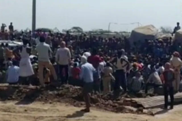 ନିଜ ରାଜ୍ୟକୁ ଫେରିବା ପାଇଁ ସୁବିଧା ଯୋଗାଇଦେବାକୁ ଦାବି କରି ସୁରଟରେ ଲଙ୍କାକାଣ୍ଡ ଘଟାଇଲେ ପ୍ରବାସୀ ଶ୍ରମିକ