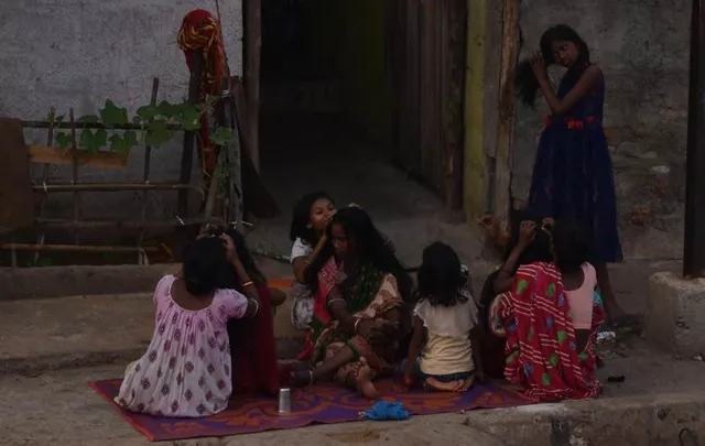 ସାମାଜିକ ଦୂରତା ଭୁଲି ଏକାଠି ବସି ଉକୁଣୀ ଖୋଜୁଛନ୍ତି । (ଫଟୋ: ବିଭୂତି, ଭୁବନେଶ୍ୱର)