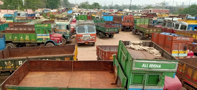 କରୋନା ଛଡାଇନେଇଛି ରୋଜଗାର: ହାତବାନ୍ଧି ବସିଛନ୍ତି ୭୦ ହଜାର ଟ୍ରକ ଡ୍ରାଇଭର, ହେଲପର