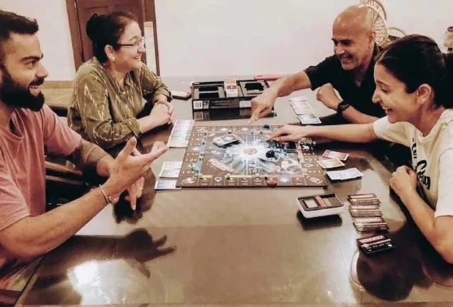 ପରିବାର ସହ ମନୋପଲି ଗେମ୍‌ ଖେଳୁଛନ୍ତି ବିରୁଷ୍କା