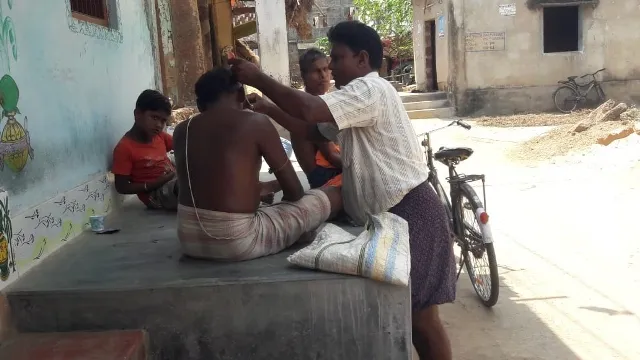 କରୋନା ଆଣିଲା ପୁରୁଣା ଦିନ : ଘର ଆଗରେ ସେଲୁନ୍‌