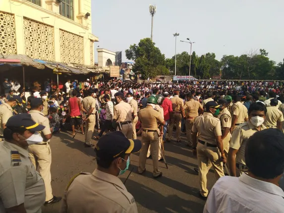 ମୁମ୍ବାଇର ବାନ୍ଦ୍ରା ରେଳ ଷ୍ଟେସନରେ ଏକାଠି ହେଲେ ହଜାର ହଜାର ପ୍ରବାସୀ ଶ୍ରମିକ, ଘରକୁ ଫେରିବାକୁ ଜିଦ୍