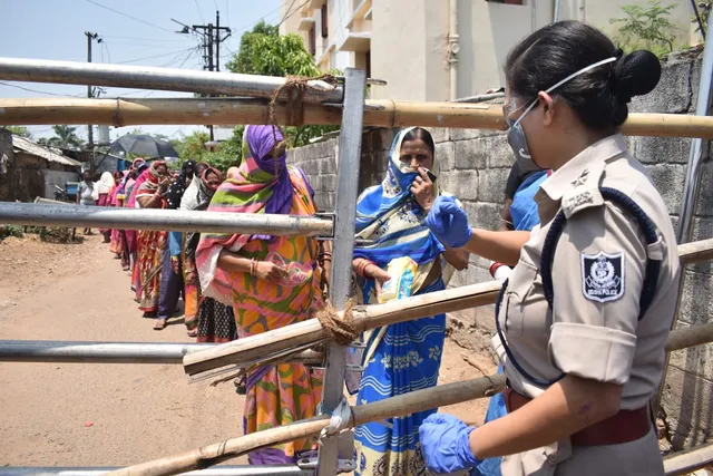 ଟ୍ରାଫିକ ଡିସିପି ସାନିଟାଇଜ ପ୍ୟାକେଟ ବାଣ୍ଟିଲେ । (ଫଟୋ: ବିଭୂତି, ଭୁବନେଶ୍ୱର)