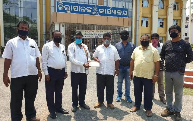 ମୁଖ୍ୟମନ୍ତ୍ରୀ ରିଲିଫ ପାଣ୍ଠିକୁ ୧,୧୧,୧୧୧ ଟଙ୍କାର ଚେକ ପ୍ରଦାନ କଲା ଧାମରା ଟ୍ରକ ଆଣ୍ଡ ଟିପ୍ପର ମାଲିକ ସଂଘ