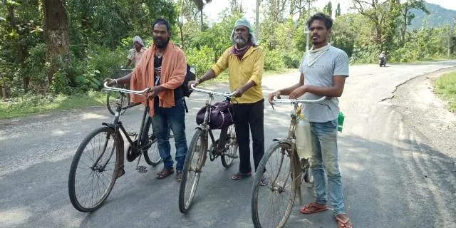 ଭୋକର ଜ୍ୱାଳା ସହିନପାରି ସୁରତରୁ ସାଇକଲ୍‌ରେ ଆସିଲେ ତିନି, ୧୩ ଦିନର ଯନ୍ତ୍ରଣା ଦାୟକ ଯାତ୍ରା ପରେ ଗାଁ ମାଟିରେ