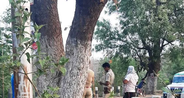 ଗଛରୁ ଡ୍ରାଇଭରଙ୍କ ଝୁଲନ୍ତା ମୃତଦେହ ଉଦ୍ଧାର କରିଲା ପୁଲିସ, ମୃତ୍ୟୁର କାରଣ ଅସ୍ପଷ୍ଟ