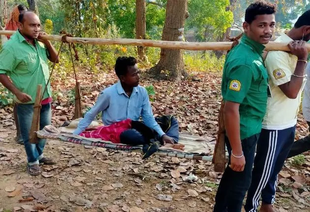 ଦୁର୍ଗମ ଅଞ୍ଚଳରେ ବାଧକ ସାଜିଛି ଯୋଗାଯୋଗ : ପାଞ୍ଚ କିଲୋମିଟର ଖଟିଆରେ ବୁହା ହେଲେ ରୋଗୀ