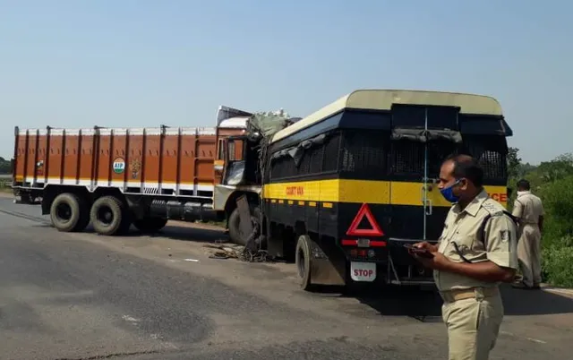 ଧର୍ମଶାଳାରେ ପୁଲିସ ଭ୍ୟାନକୁ ପିଟିଲା ଟ୍ରକ, ୪ ପୁଲିସ କର୍ମୀ ଆହତ