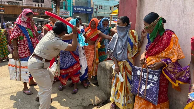 ହଜାରେ ପାଇଁ ପାହାରେ: ଟଙ୍କା ନେବାକୁ ରୁଣ୍ଡ ହୋଇଥିବାବେଳେ ପହଞ୍ଚିଲା ପୁଲିସ, ବ୍ୟାଙ୍କ ଭୁଲିଗଲା ସାମାଜିକ ଦୂରତ୍ୱର କଥା