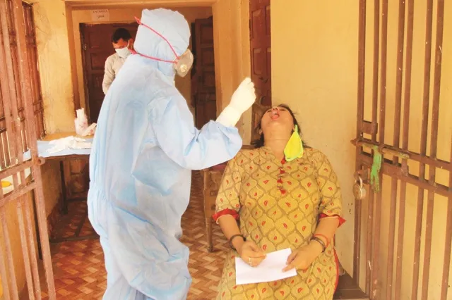 ଓଡ଼ିଶାରେ ୧୫ରୁ ୪୦ ବର୍ଷ ବୟସ୍କଙ୍କ ମଧ୍ୟରେ କରୋନା ସଂକ୍ରମଣ ଅଧିକ, ନମୁନା ପରୀକ୍ଷା ୨୦,୦୦୦ ଟପିଲା