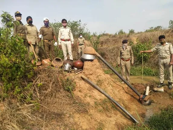 ନବରଙ୍ଗପୁର : ବିଭିନ୍ନ ସ୍ଥାନରେ ଡାବୁଗାଁ ଅବକାରୀ ବିଭାଗର ଚଢ଼ାଉ, ୨ ଗିରଫ, ବିପୁଳ ପରିମାଣର ମହୁଲ ପୋଚ ନଷ୍ଟ