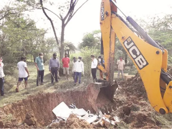 କରୋନା ସଂକ୍ରମଣ ଭୟ : ୩ କୁଇଣ୍ଟାଲ ମାଛ ପୋତିଦେଲା ପ୍ରଶାସନ