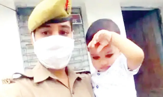 ପ୍ରଣମ୍ୟ ପୁଲିସ୍‌କର୍ମୀ: ବର୍ଷକର ଛୁଆ ସହ କର୍ତ୍ତବ୍ୟରତା