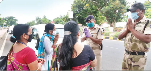 କରୋନା କଟକଣାକୁ ଆମେ କେତେ ମାନୁଛେ: ହାତ ଯୋଡ଼ି ନେହୁରା ହେଲେ ପୁଲିସ ବାବୁ, ଗୋଟିଏ ଗାଡ଼ିରେ ଯାଉଥିଲେ ୫ ଜଣ