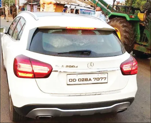 କ୍ଷୀର ଗାଡ଼ି ପାସ୍‌ରେ ମର୍ସିଡିଜ୍‌, କାର୍ଯ୍ୟାନୁଷ୍ଠାନ ଗ୍ରହଣ ନକରି ଛାଡ଼ିଦେଲା ପୁଲିସ