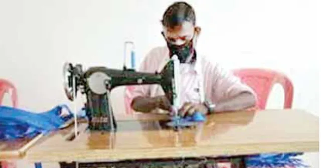 ଦିନେ ମାଓବାଦୀ ଥିଲେ, ଏବେ କରୋନା ମୁକାବିଲା ପାଇଁ ମାସ୍କ ତିଆରି କରୁଛନ୍ତି