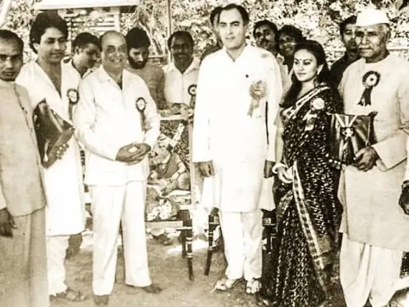 ପ୍ରଧାନମନ୍ତ୍ରୀ ରାଜୀବ ଗାନ୍ଧୀଙ୍କଠୁ ସମ୍ବର୍ଧିତ ହେବା କଥା ମନେ ପକାଇଲେ ଦୀପିକା ଚିଖ୍‌ଲିଆ