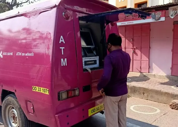 ଭୁବନେଶ୍ୱରରେ ମୋବାଇଲ ଏଟିଏମ ସେବା, ନବରଙ୍ଗପୁରରେ କରୋନା ପାଇଁ ମୋକିଆ ଏସବିଆଇ ଶାଖା ବନ୍ଦ